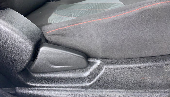 2021 Renault Kwid RXT, Petrol, Manual, 7,371 km, Driver Side Adjustment Panel