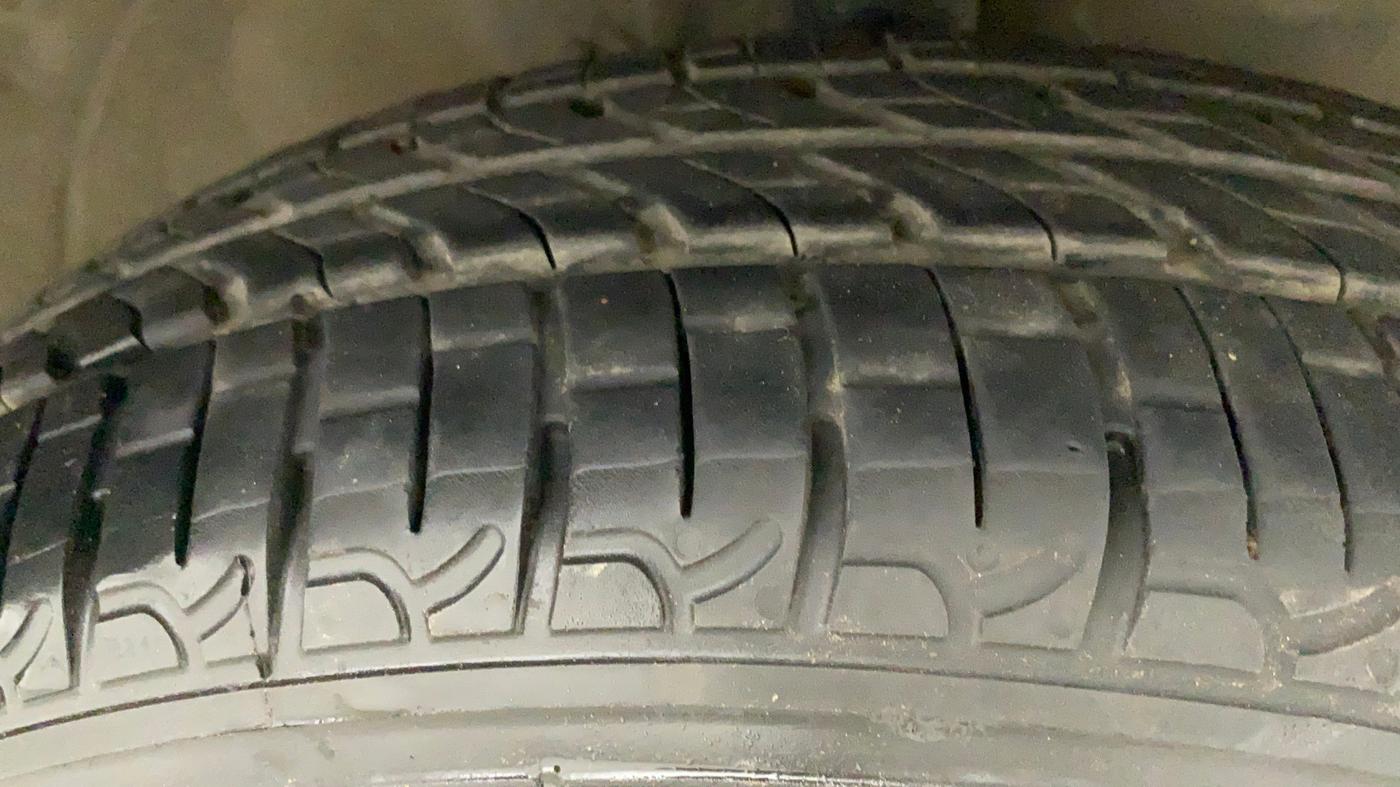 2016 Maruti Wagon R 1.0 VXI AMT, Petrol, Automatic, 91,825 km, Right Front Tyre Tread