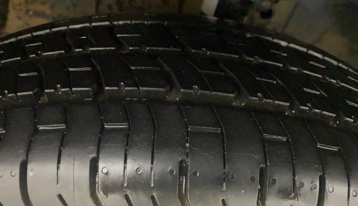 2013 Maruti Swift VXI, Petrol, Manual, 1,08,127 km, Left Front Tyre Tread
