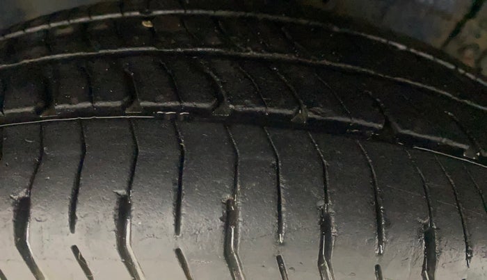 2013 Maruti Swift VXI, Petrol, Manual, 1,08,127 km, Right Front Tyre Tread