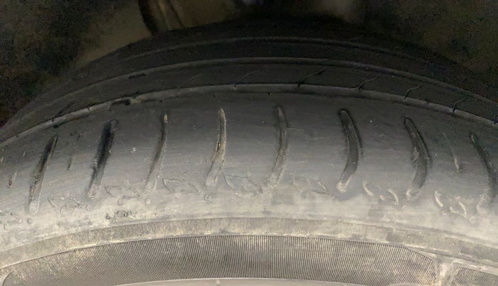 2022 Skoda KUSHAQ STYLE 1.0L TSI AT (6 AIRBAGS), Petrol, Automatic, 49,836 km, Right Front Tyre Tread