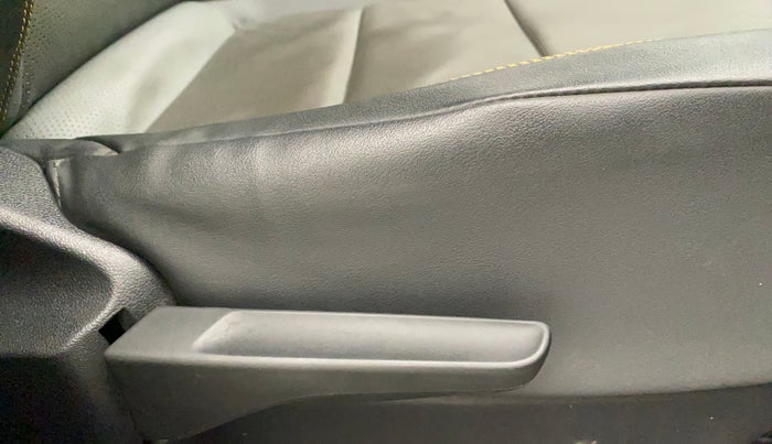 2022 Skoda KUSHAQ STYLE 1.0L TSI AT (6 AIRBAGS), Petrol, Automatic, 49,836 km, Driver Side Adjustment Panel