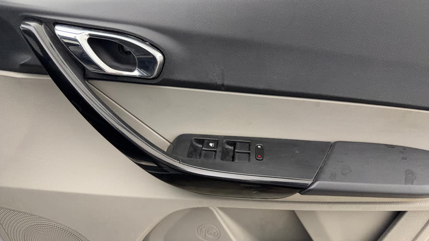 2018 Tata Tiago XZ PETROL, Petrol, Manual, 78,580 km, Driver Side Door Panels Control