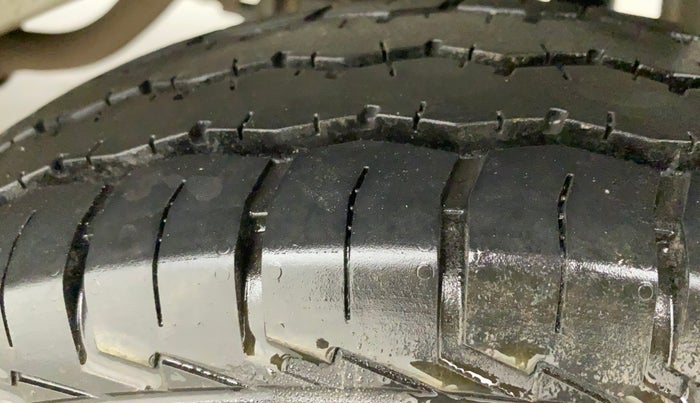 2023 Maruti Eeco 5 STR AC CNG, CNG, Manual, 15,704 km, Left Rear Tyre Tread