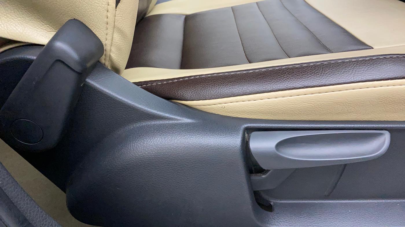 2018 Volkswagen Ameo COMFORTLINE 1.0L, Petrol, Manual, 37,610 km, Driver Side Adjustment Panel