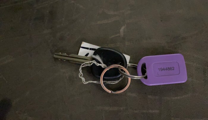 2017 Hyundai Grand i10 SPORTZ 1.2 KAPPA VTVT, CNG, Manual, 1,17,109 km, Key Close Up