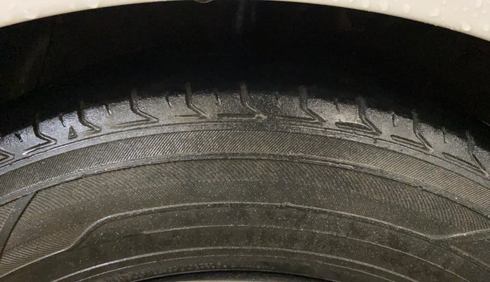 2017 Hyundai Grand i10 SPORTZ 1.2 KAPPA VTVT, CNG, Manual, 1,17,109 km, Right Rear Tyre Tread