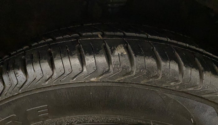 2017 Hyundai Grand i10 SPORTZ 1.2 KAPPA VTVT, CNG, Manual, 1,17,109 km, Right Front Tyre Tread