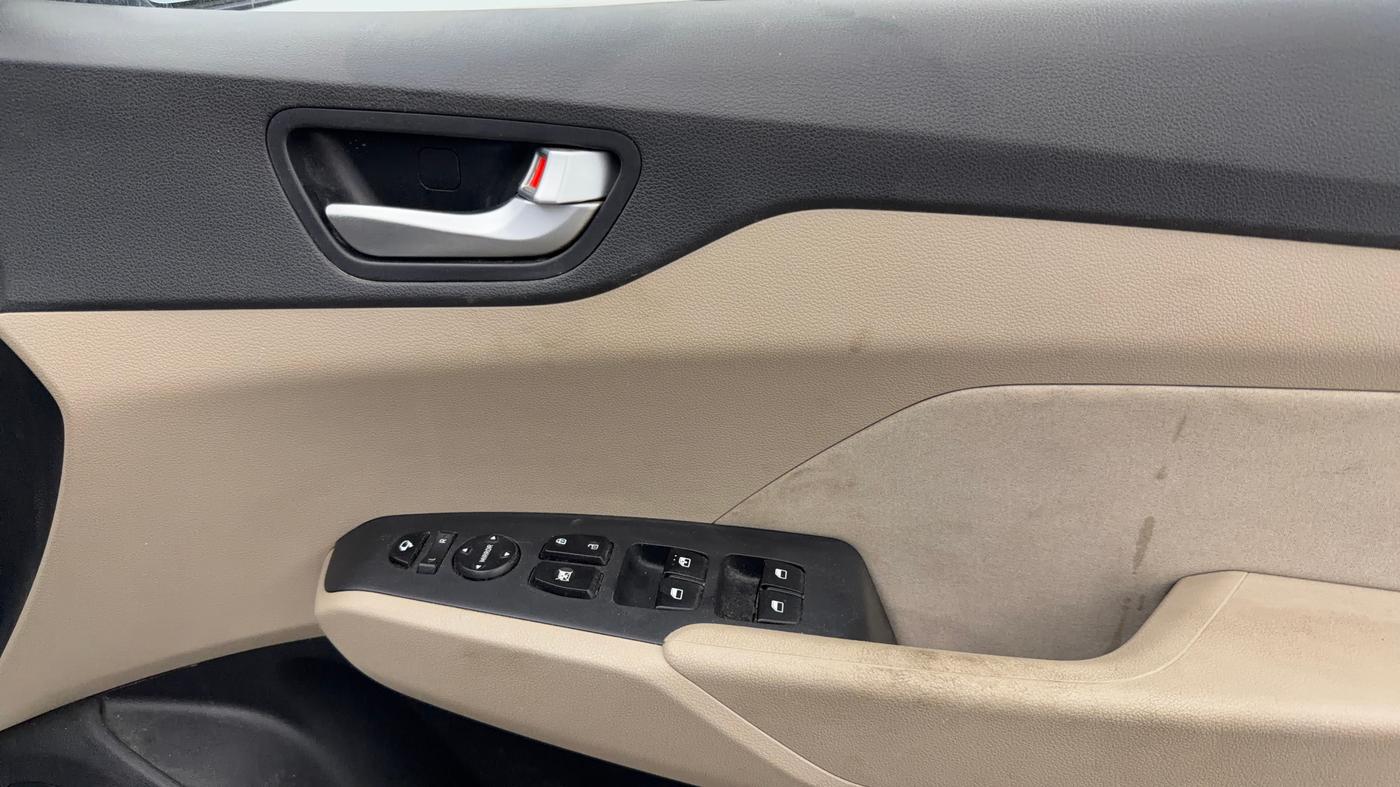 2018 Hyundai Verna 1.6 VTVT SX, Petrol, Manual, 77,033 km, Driver Side Door Panels Control