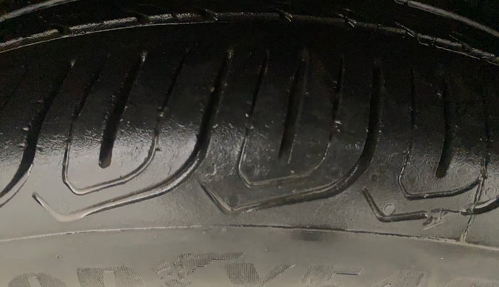 2016 Maruti Ciaz VXI (O), Petrol, Manual, 1,18,566 km, Right Front Tyre Tread