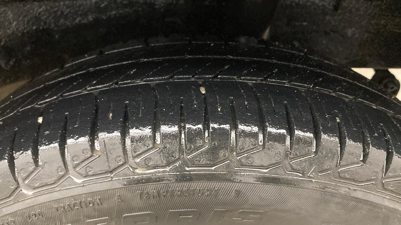 2017 Renault Kwid RXT 1.0 AMT, Petrol, Automatic, 80,897 km, Left Rear Tyre Tread