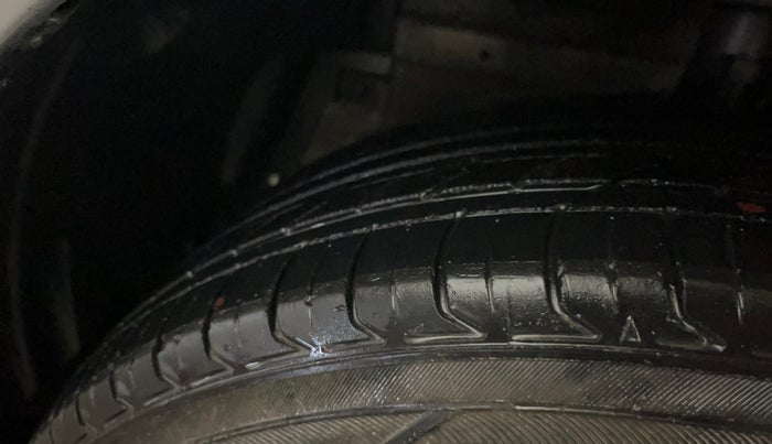 2014 Maruti Swift Dzire VXI, Petrol, Manual, 1,42,804 km, Left Front Tyre Tread