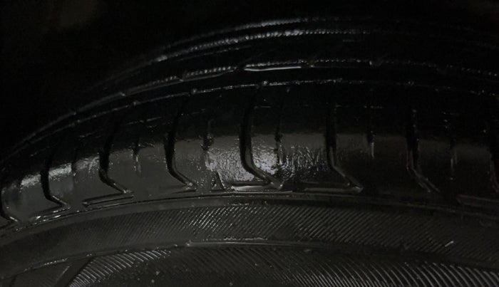 2014 Maruti Swift Dzire VXI, Petrol, Manual, 1,42,804 km, Right Front Tyre Tread