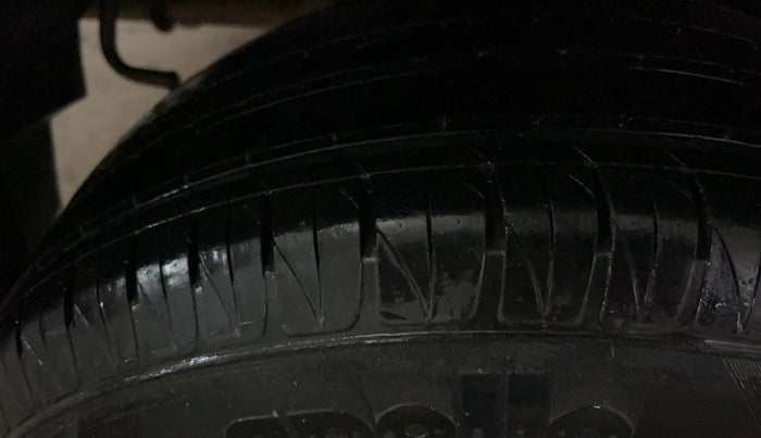 2014 Maruti Swift Dzire VXI, Petrol, Manual, 1,42,804 km, Right Rear Tyre Tread