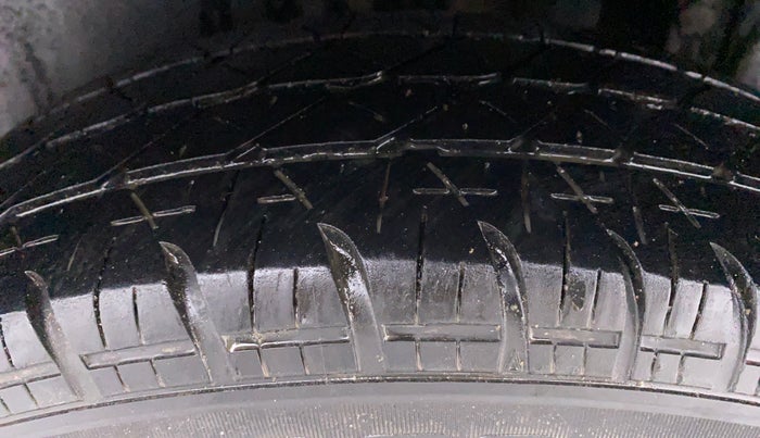 2013 Maruti Swift VXI D, Petrol, Manual, 89,474 km, Left Rear Tyre Tread