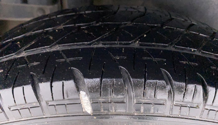 2013 Maruti Swift VXI D, Petrol, Manual, 89,474 km, Right Rear Tyre Tread