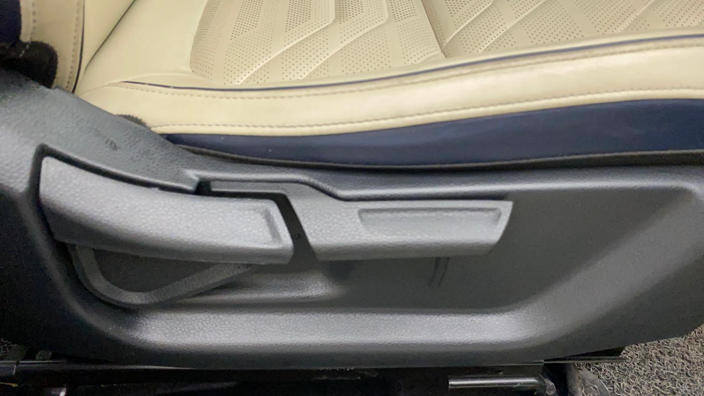 2022 KIA CARENS LUXURY PLUS 1.4 PETROL 7 STR, Petrol, Manual, 13,537 km, Driver Side Adjustment Panel