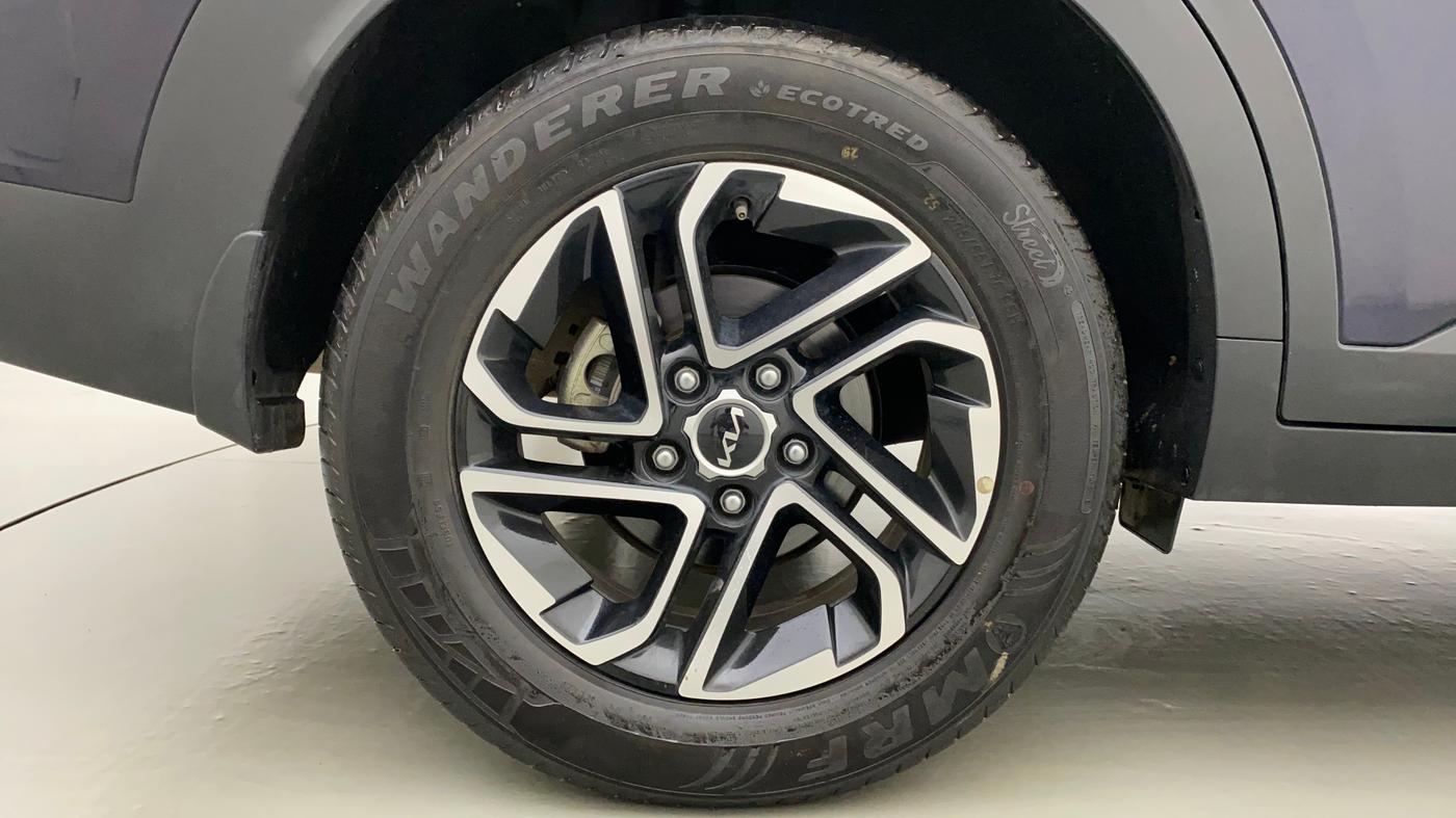 2022 KIA CARENS LUXURY PLUS 1.4 PETROL 7 STR, Petrol, Manual, 13,537 km, Right Rear Wheel