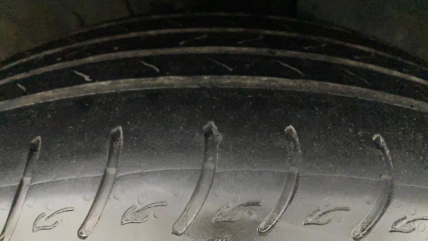 2022 KIA CARENS LUXURY PLUS 1.4 PETROL 7 STR, Petrol, Manual, 13,537 km, Right Front Tyre Tread