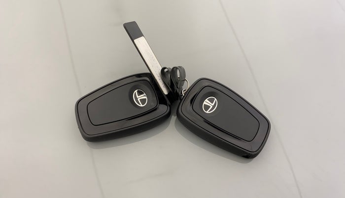 2025 Tata ALTROZ Creative S Petrol 5AMT, Petrol, Automatic, 185 km, Key Close Up