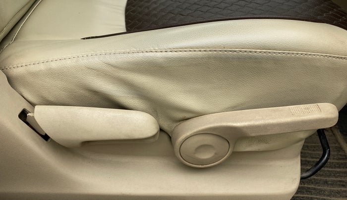 2016 Maruti Ciaz VXI+, CNG, Manual, 1,13,861 km, Driver Side Adjustment Panel