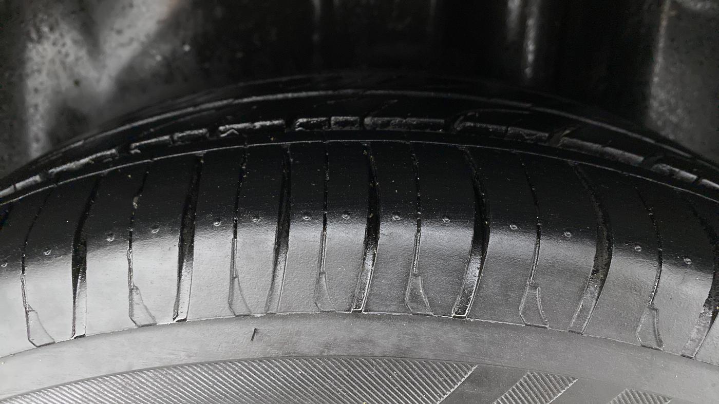 2016 Maruti Ciaz VXI+, CNG, Manual, 1,13,861 km, Left Rear Tyre Tread