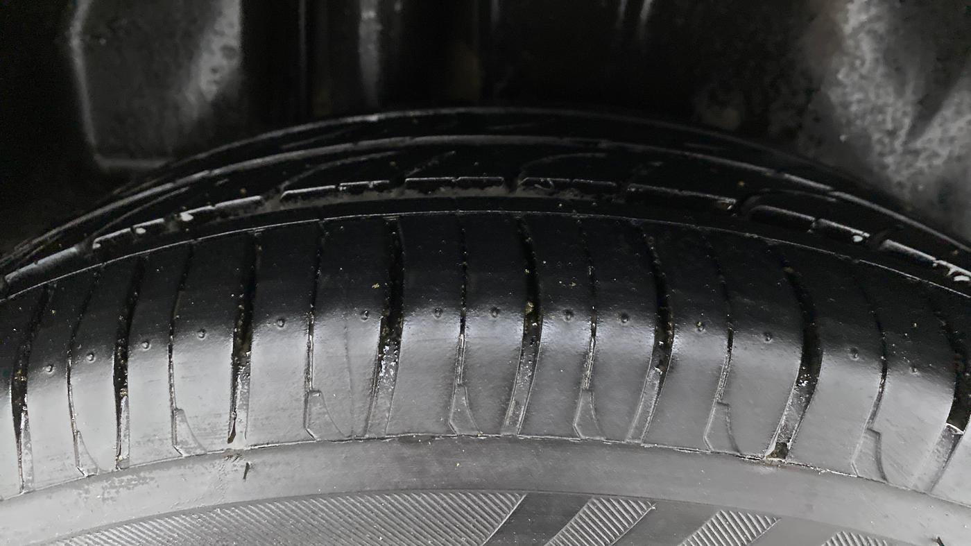 2016 Maruti Ciaz VXI+, CNG, Manual, 1,13,861 km, Right Rear Tyre Tread