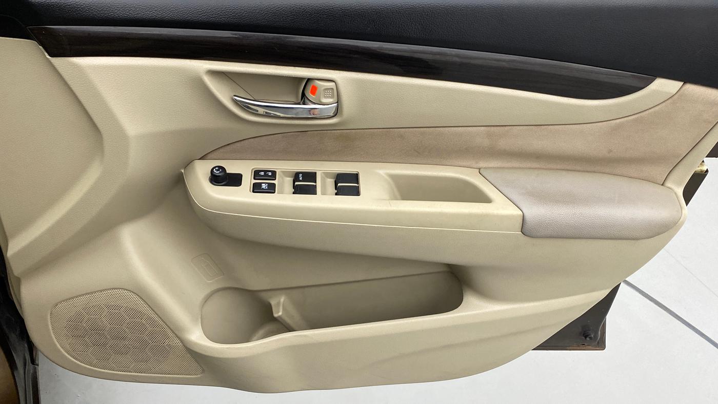 2016 Maruti Ciaz VXI+, CNG, Manual, 1,13,861 km, Driver Side Door Panels Control