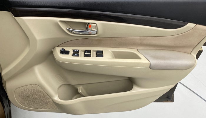 2016 Maruti Ciaz VXI+, CNG, Manual, 1,13,861 km, Driver Side Door Panels Control