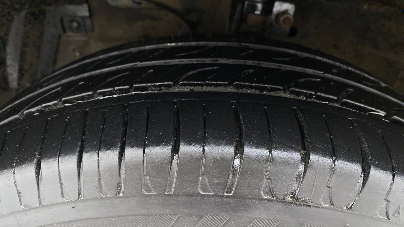 2016 Maruti Ciaz VXI+, CNG, Manual, 1,13,861 km, Left Front Tyre Tread
