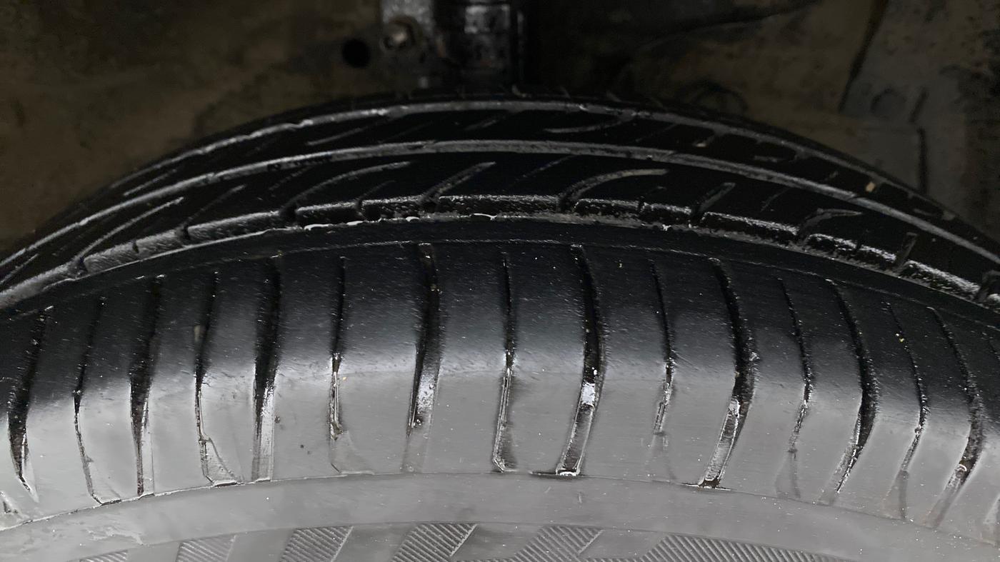 2016 Maruti Ciaz VXI+, CNG, Manual, 1,13,861 km, Right Front Tyre Tread