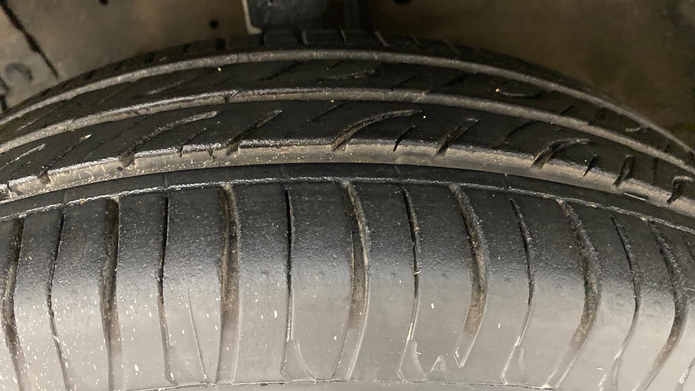 2012 Maruti Swift VXI, Petrol, Manual, 79,876 km, Left Front Tyre Tread