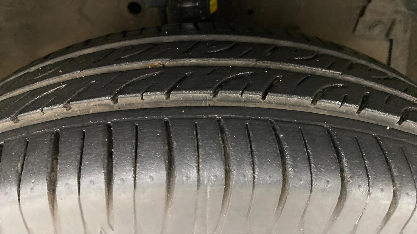 2012 Maruti Swift VXI, Petrol, Manual, 79,876 km, Right Front Tyre Tread