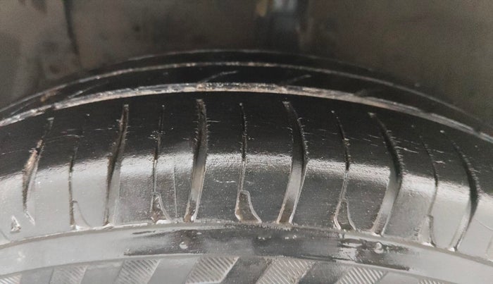 2014 Maruti Ertiga VXI, Petrol, Manual, 68,947 km, Left Front Tyre Tread