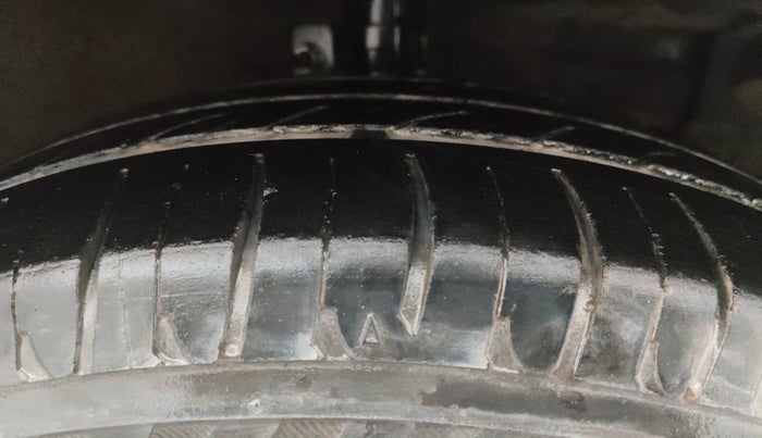 2014 Maruti Ertiga VXI, Petrol, Manual, 68,947 km, Right Front Tyre Tread