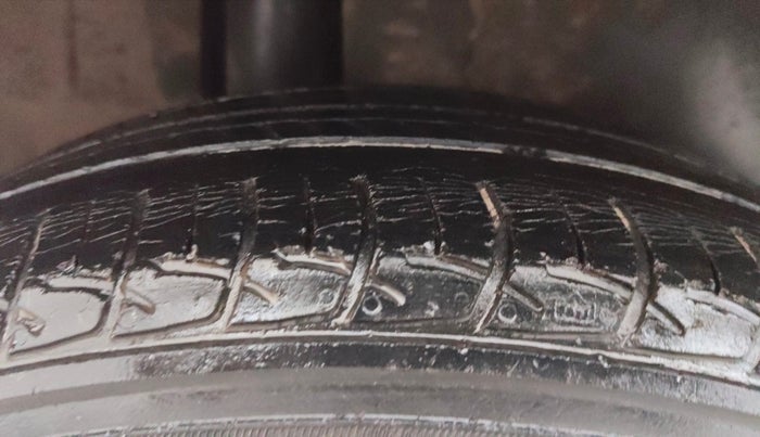 2014 Maruti Ertiga VXI, Petrol, Manual, 68,947 km, Right Rear Tyre Tread