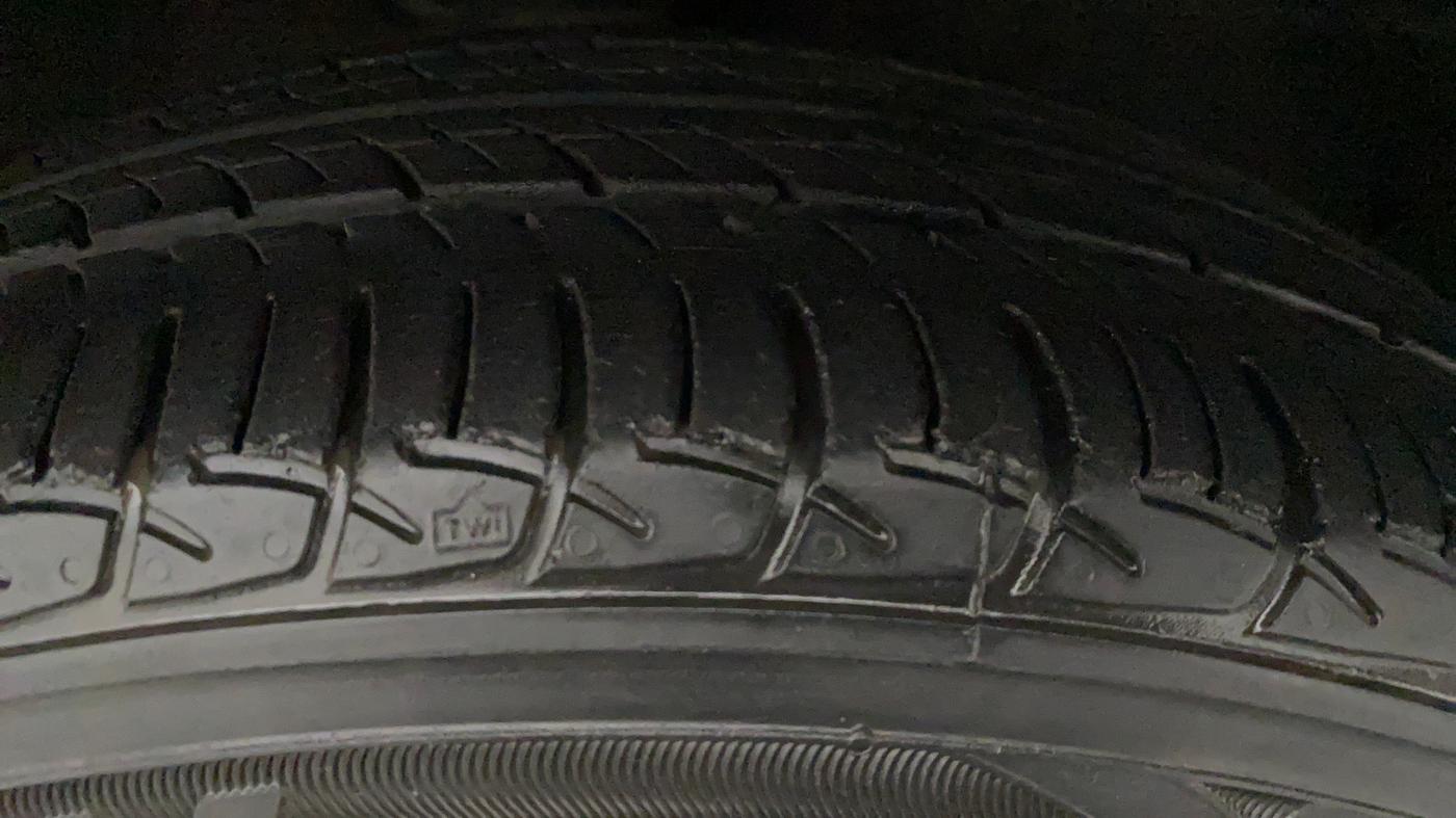 2017 Mahindra KUV 100 NXT K8 P 6 STR, Petrol, Manual, 18,220 km, Left Rear Tyre Tread