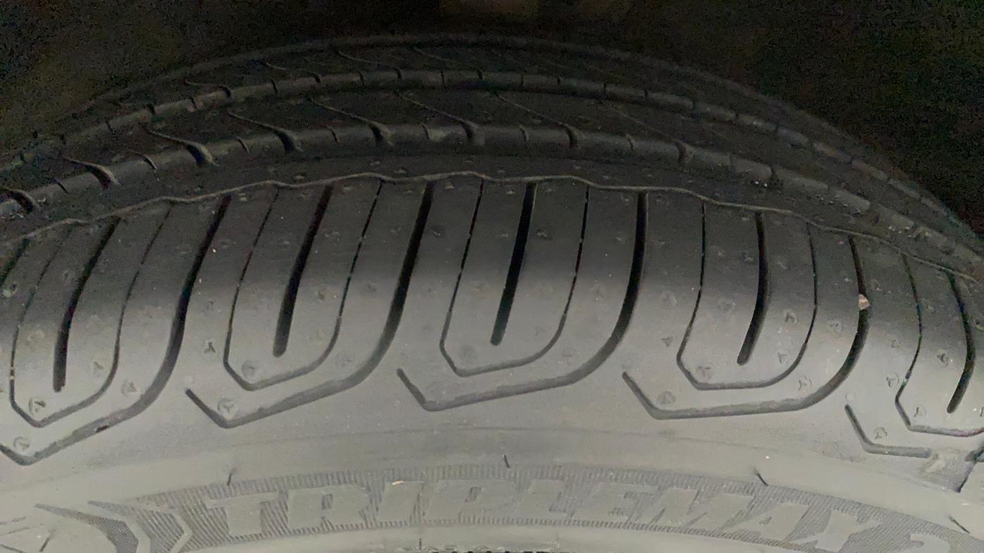 2017 Mahindra KUV 100 NXT K8 P 6 STR, Petrol, Manual, 18,220 km, Left Front Tyre Tread