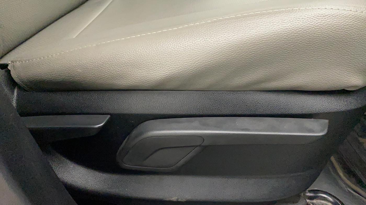 2017 Mahindra KUV 100 NXT K8 P 6 STR, Petrol, Manual, 18,220 km, Driver Side Adjustment Panel