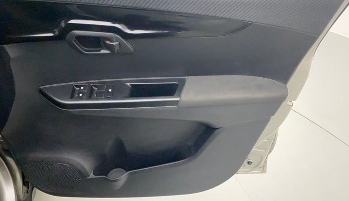 2017 Mahindra KUV 100 NXT K8 P 6 STR, Petrol, Manual, 18,220 km, Driver Side Door Panels Control