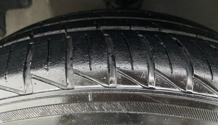 2015 Hyundai Eon MAGNA PLUS, Petrol, Manual, 48,490 km, Left Front Tyre Tread