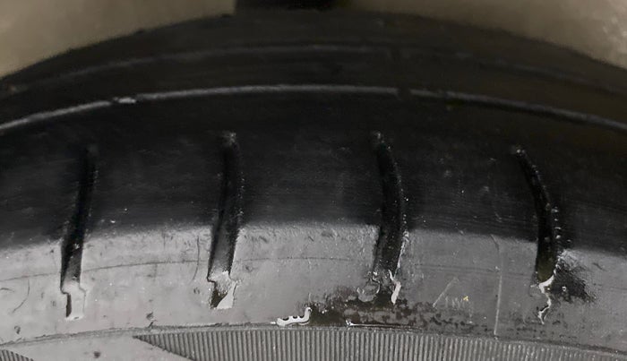 2014 Maruti Ritz VXI, Petrol, Manual, 77,190 km, Right Rear Tyre Tread