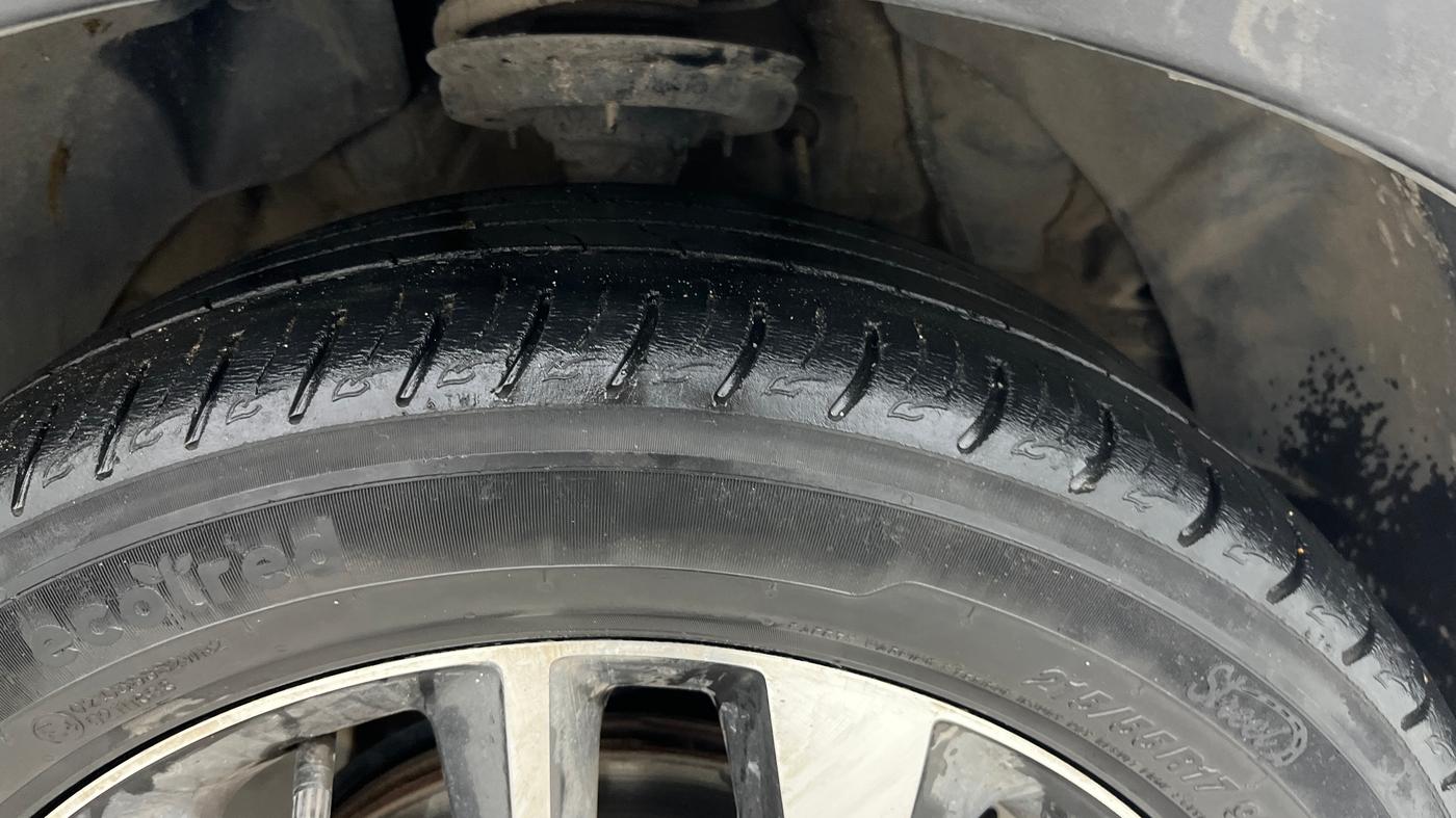 2021 Mahindra XUV300 W8 (O) 1.2 PETROL AMT, Petrol, Automatic, 45,876 km, Right Front Tyre Tread