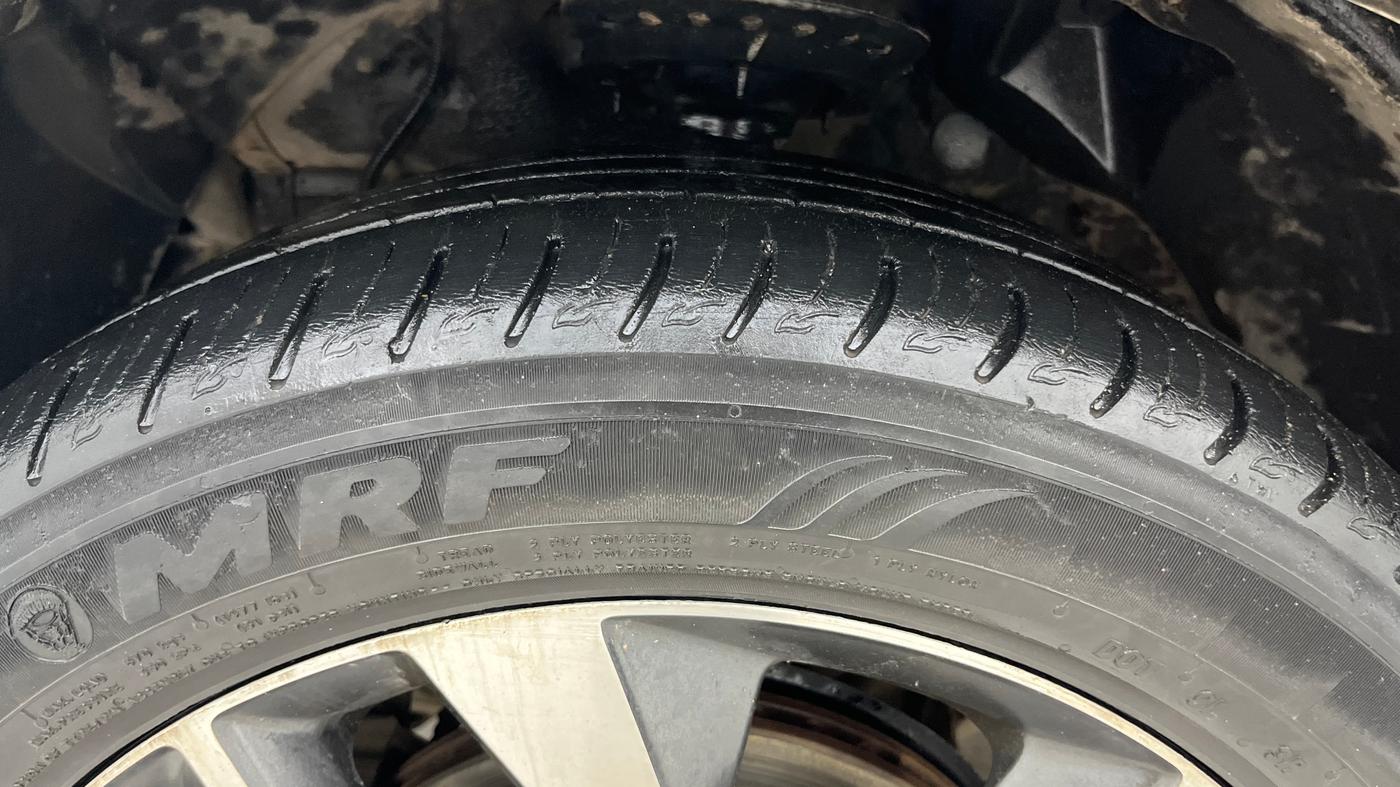 2021 Mahindra XUV300 W8 (O) 1.2 PETROL AMT, Petrol, Automatic, 45,876 km, Left Front Tyre Tread