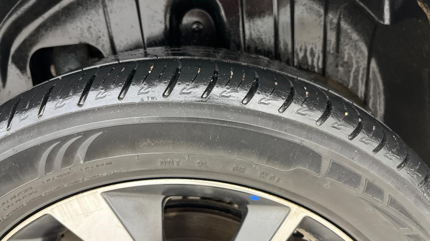 2021 Mahindra XUV300 W8 (O) 1.2 PETROL AMT, Petrol, Automatic, 45,876 km, Left Rear Tyre Tread