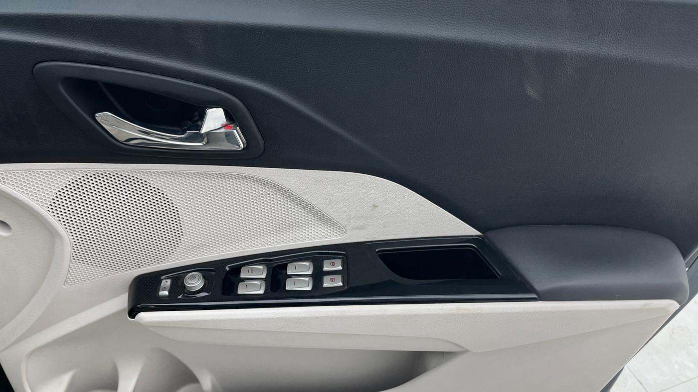 2021 Mahindra XUV300 W8 (O) 1.2 PETROL AMT, Petrol, Automatic, 45,876 km, Driver Side Door Panels Control
