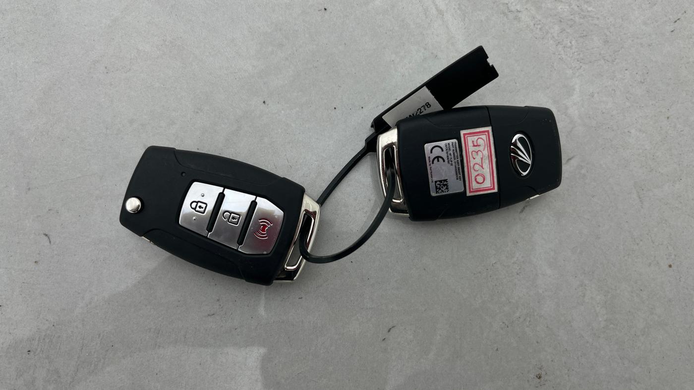 2021 Mahindra XUV300 W8 (O) 1.2 PETROL AMT, Petrol, Automatic, 45,876 km, Key Close Up