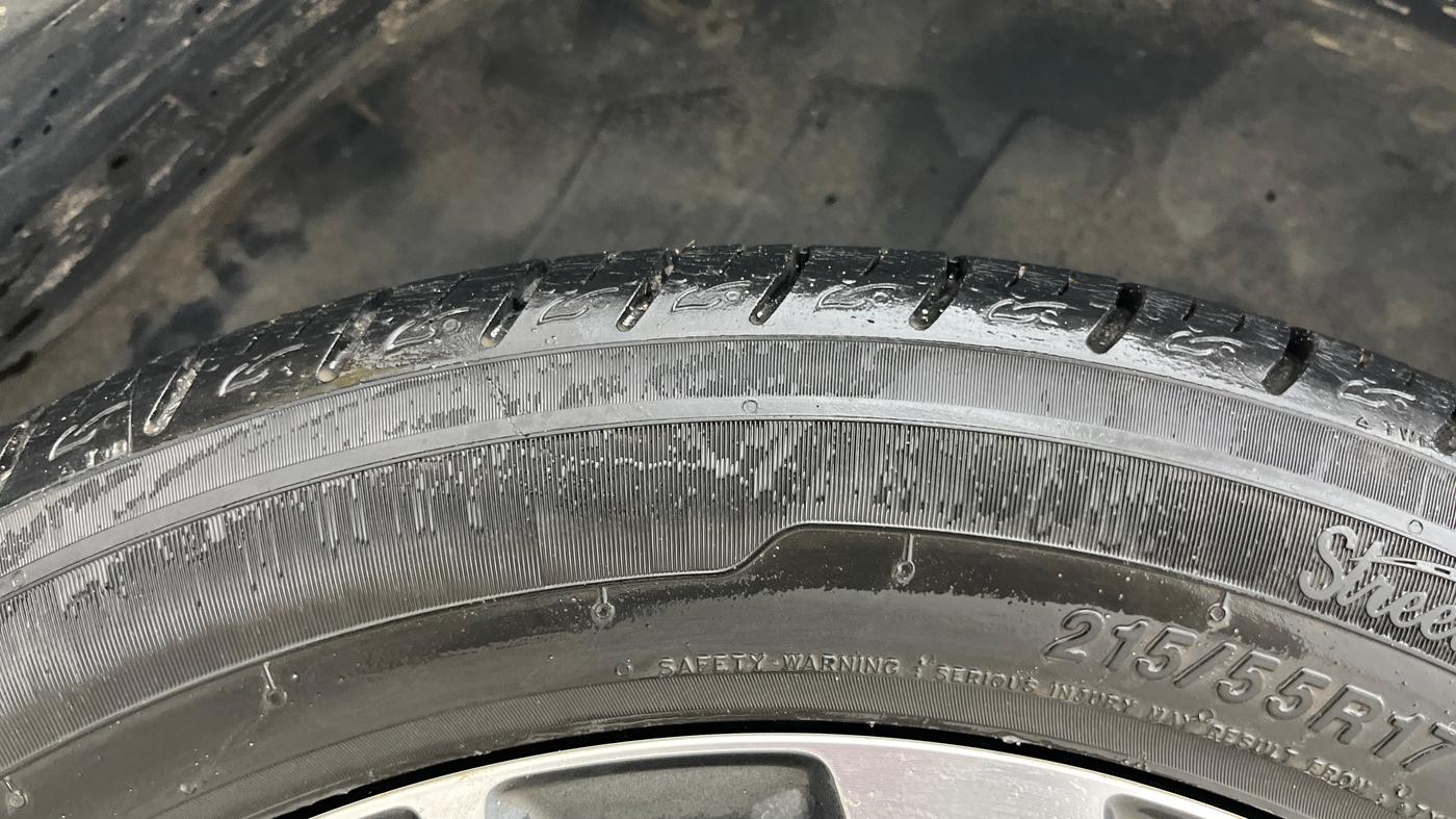 2021 Mahindra XUV300 W8 (O) 1.2 PETROL AMT, Petrol, Automatic, 45,876 km, Right Rear Tyre Tread