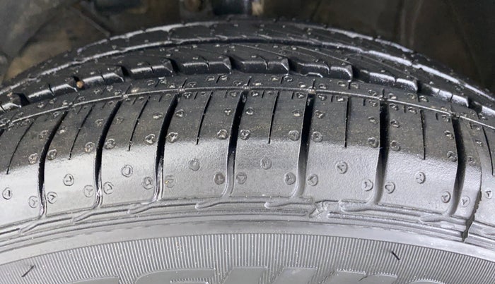 2017 Maruti Baleno DELTA PETROL 1.2, Petrol, Manual, 57,559 km, Left Front Tyre Tread