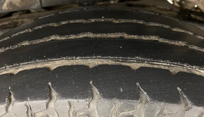 2016 Mahindra TUV300 T8, Diesel, Manual, 52,597 km, Left Rear Tyre Tread